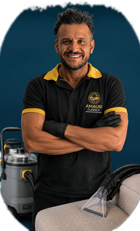 Equipe Amauri Classe A realizando limpeza profissional de estofados em Cajamar