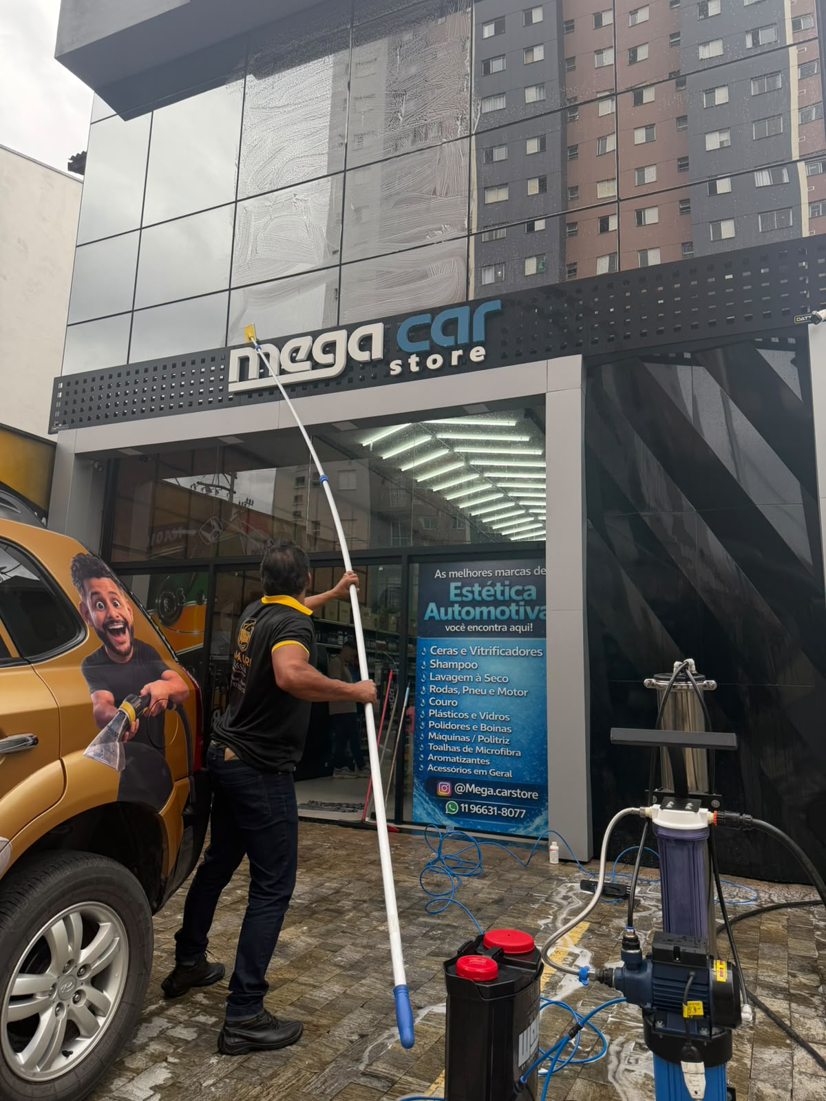 Equipe Amauri Classe A limpando vidros e fachadas comerciais